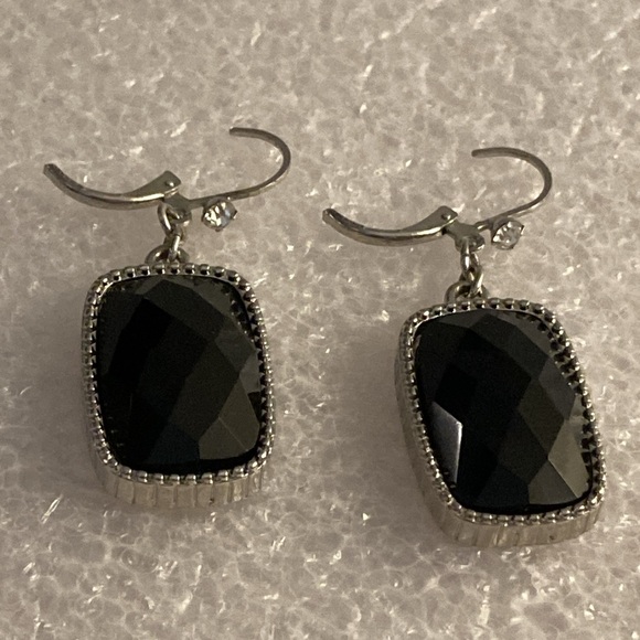NWOT - Silvertone Lever Back Black Rectangular Stone & Crystal Drop Earring - Picture 4 of 9
